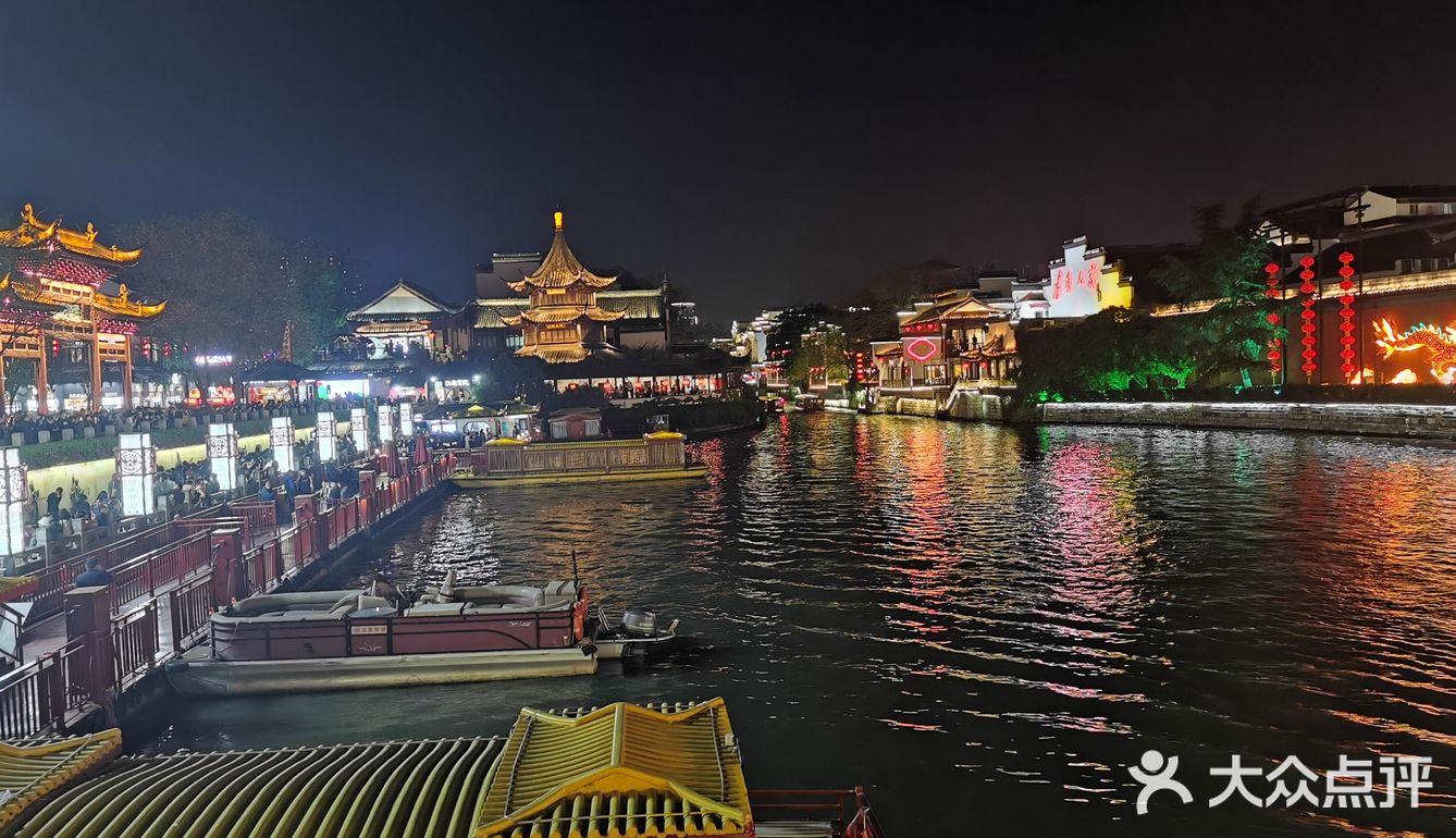 夜幕降临 华灯初上  一场穿越时空的对话