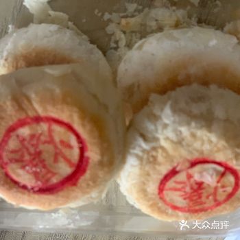 闺蜜排了半天队，抢来了两份泸溪河爆浆鲜肉月饼