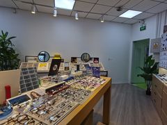 -天空之镜眼镜店蔡司依视路配镜授权零售店(望京颐堤港店)