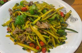 Stir-Fried Pumpkin Strips with Yellow Beef