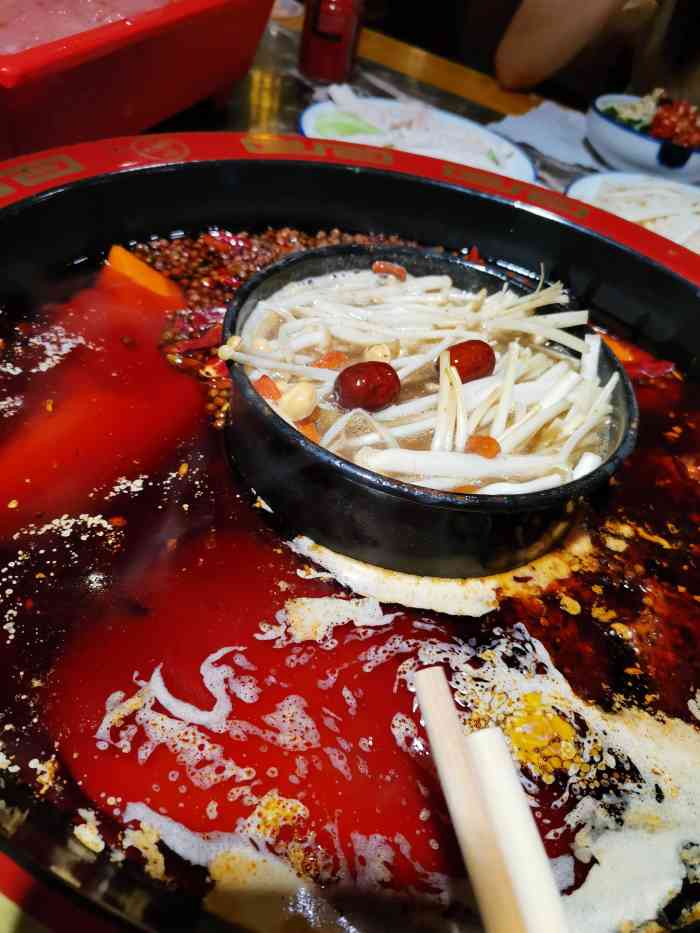 重庆露凝香老火锅-"用餐环境有点点low了,但是没得法,老店.