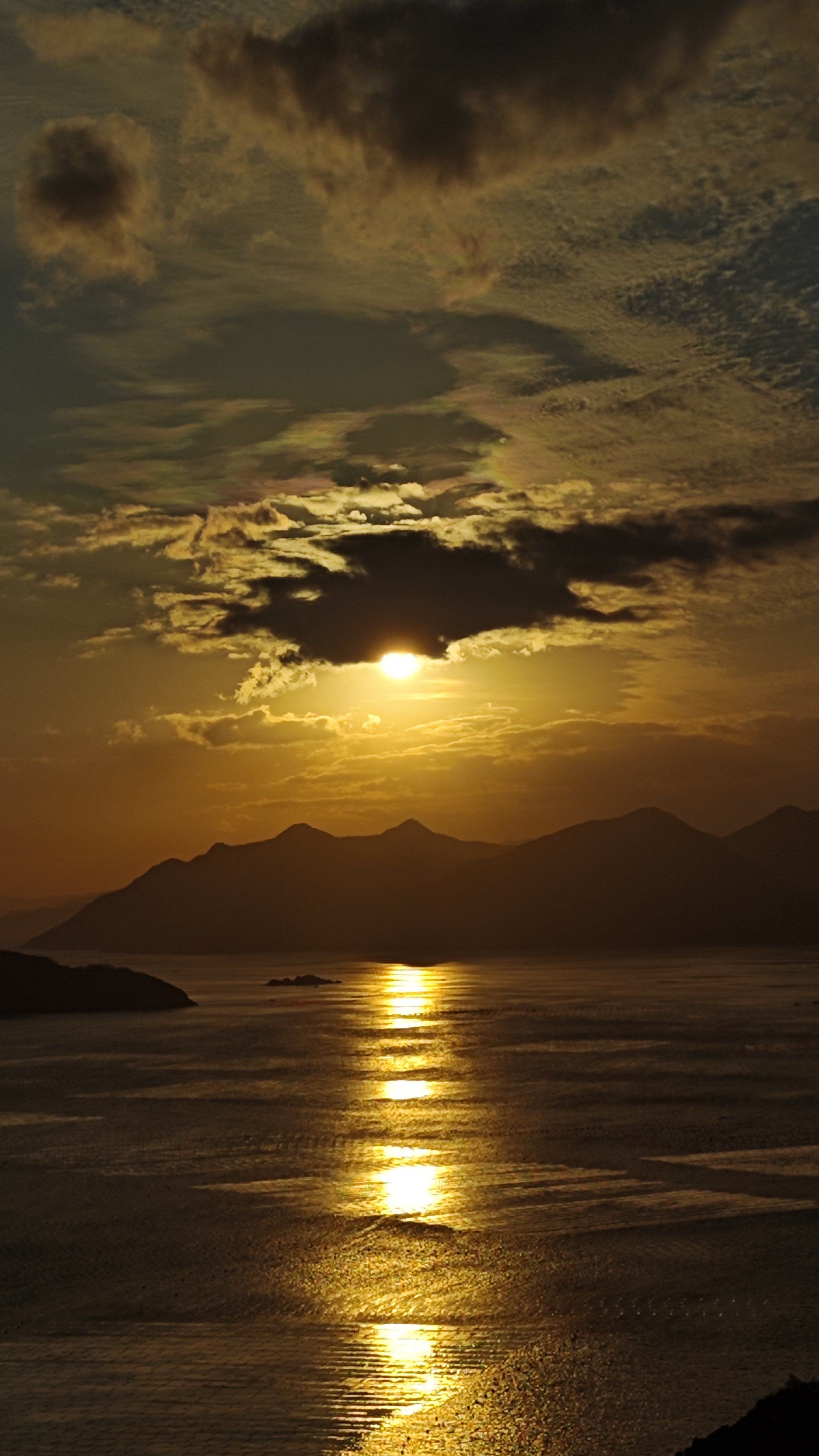 低垂眉云的夕阳在看什么