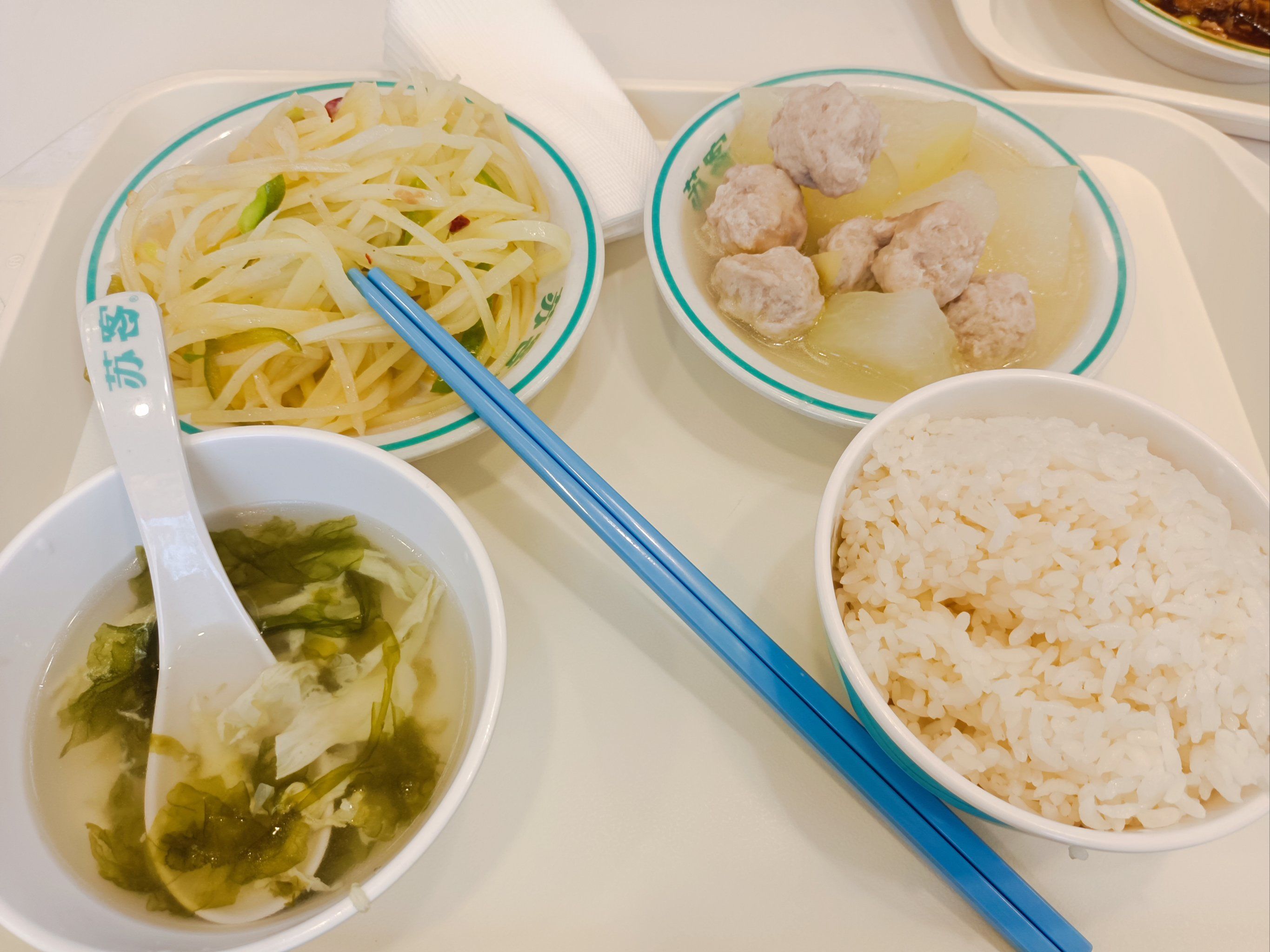 苏客丹凤街店位于金润发门口,每次去人都挺多的,快餐做的让人感觉还是