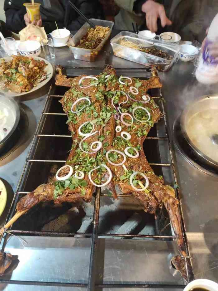 盐邦焖烧鸡烤全羊(江北店)-"位于鲤鱼池地铁站附近的四饭堂烤全羊