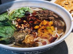 -爆炸头阿姨小四川正宗川味小吃(无任何分店)