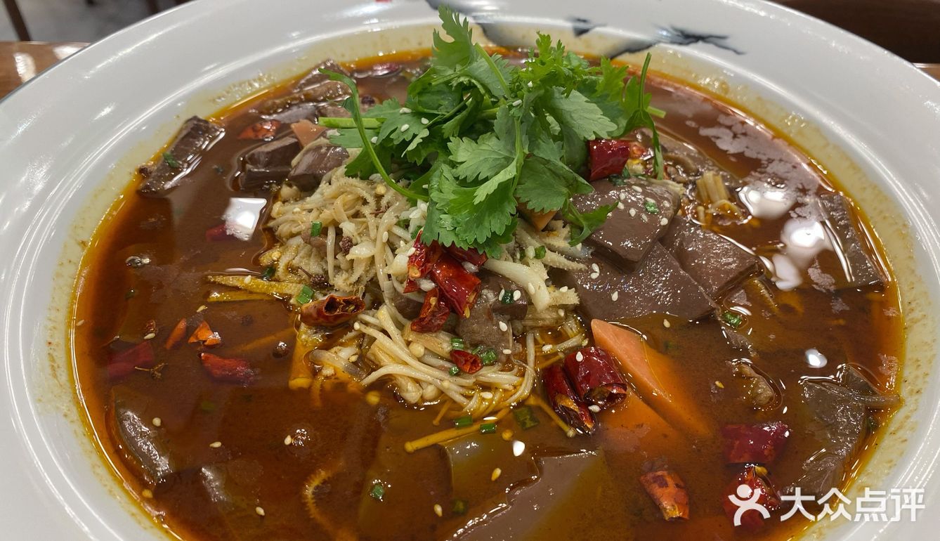 环境：就在三里桥 外面正在修路有点挡住店面了