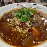 环境：就在三里桥 外面正在修路有点挡住店面了