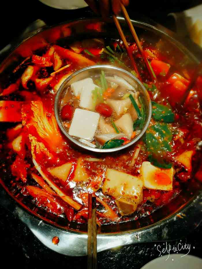 重庆桥头火锅-"味道不错,就是点菜员有点不熟悉菜量,推荐.