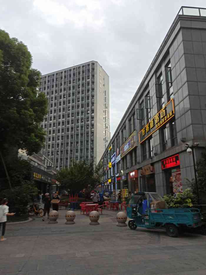 中赢康康谷-"今天晚上去康康谷晚饭了.这个地方来了好几.