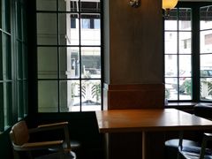 靠窗位-星巴克(武康路店)