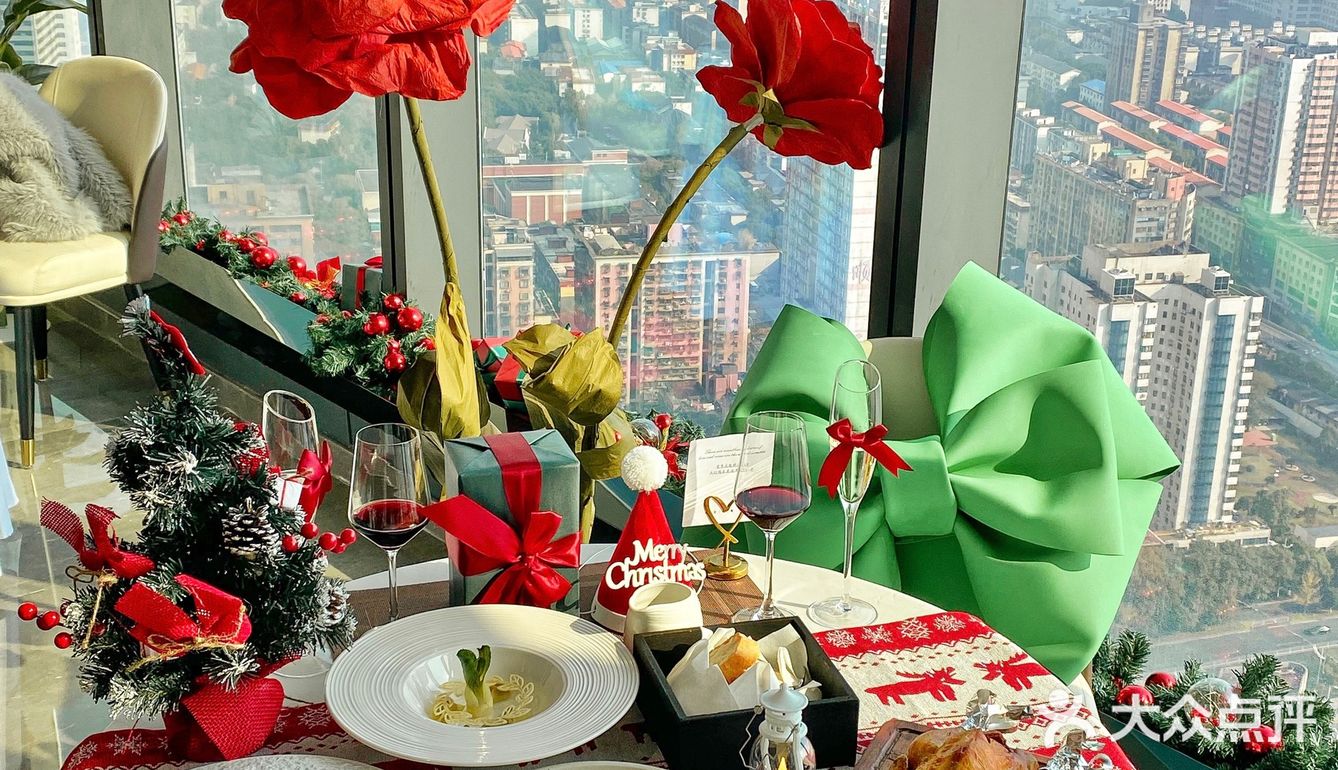 长沙首家Dior主题餐厅🍴超适合圣诞约会～