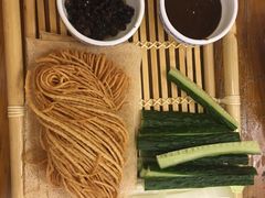 煎饼卷大葱-台儿庄一绝运河鱼馆枣庄辣子鸡(古城西门店)