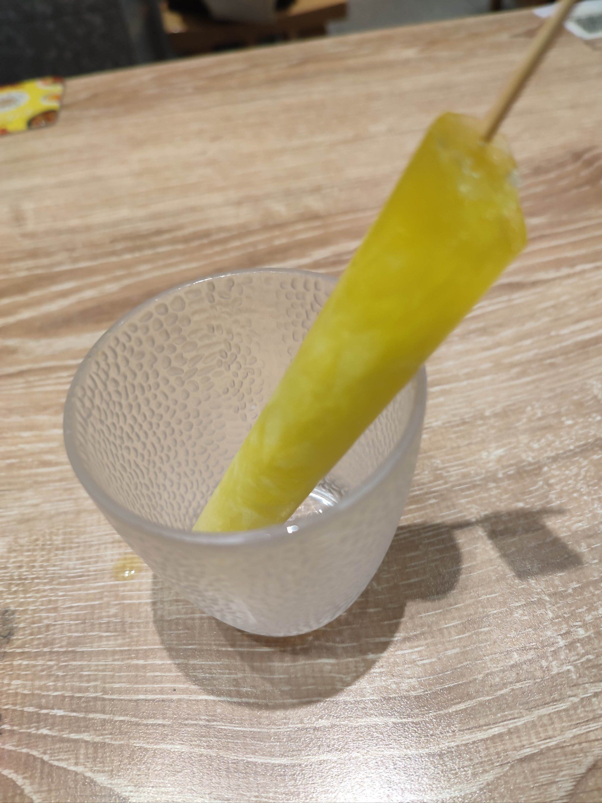 吃完粉,把餐具送回收餐具的窗口,就可以领一根手摇冰棍