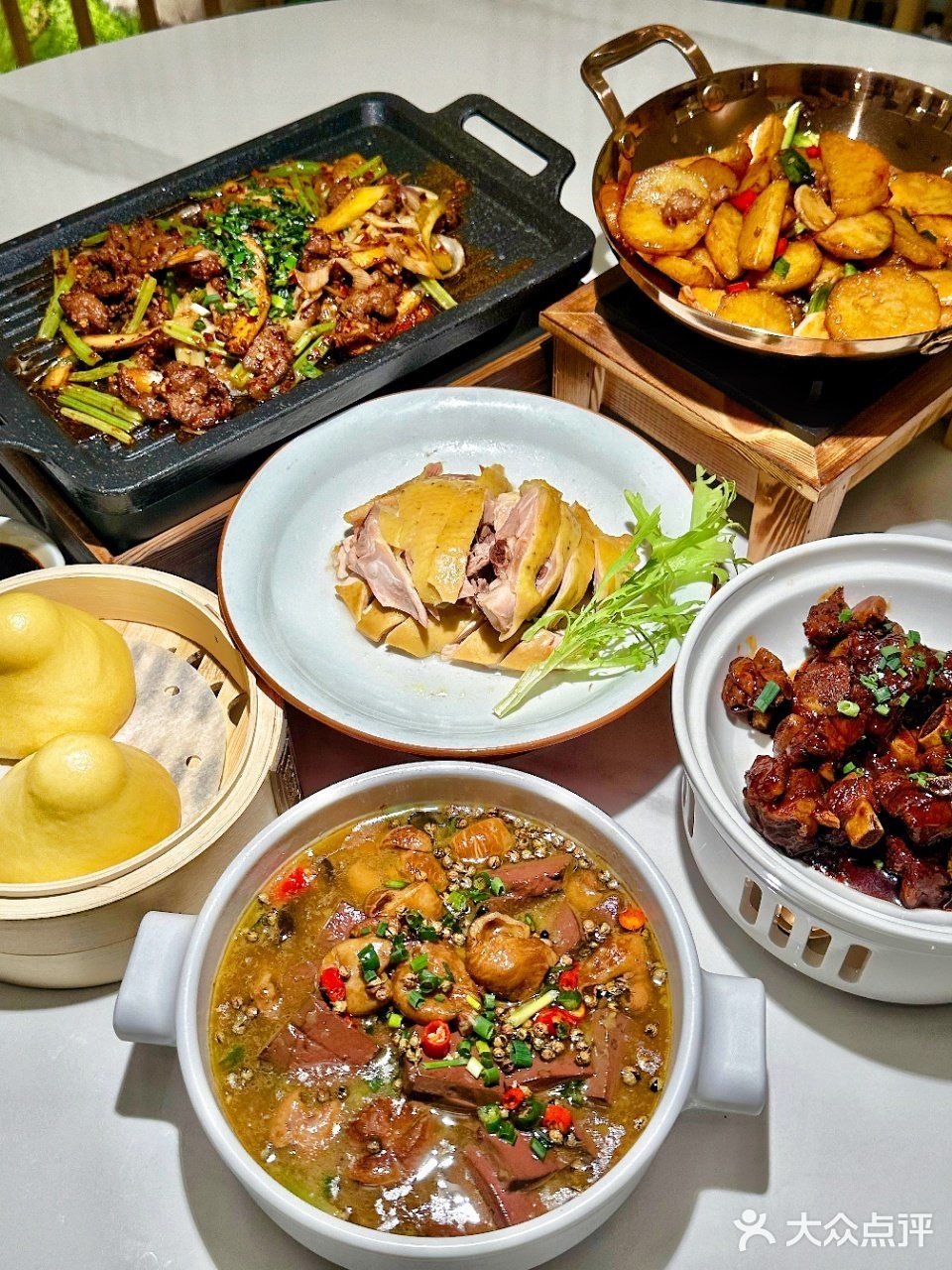 像置身于竹林，餐厅环境非常好。️东坡仔排