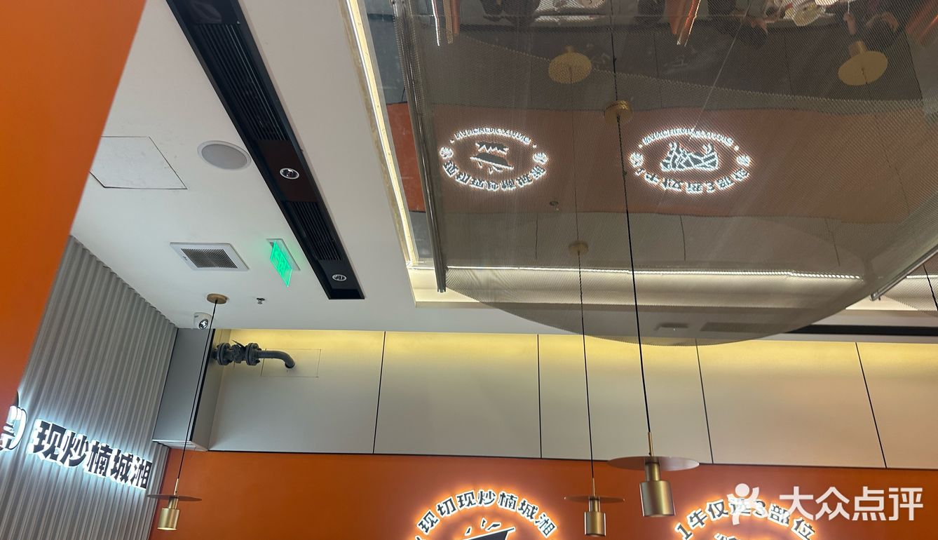 楠城湘餐厅以地道湘菜闻名,辣味层次分明,食材新鲜分量足