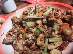 红烧牛蛙-老三样·美食研究中心(世贸路店)