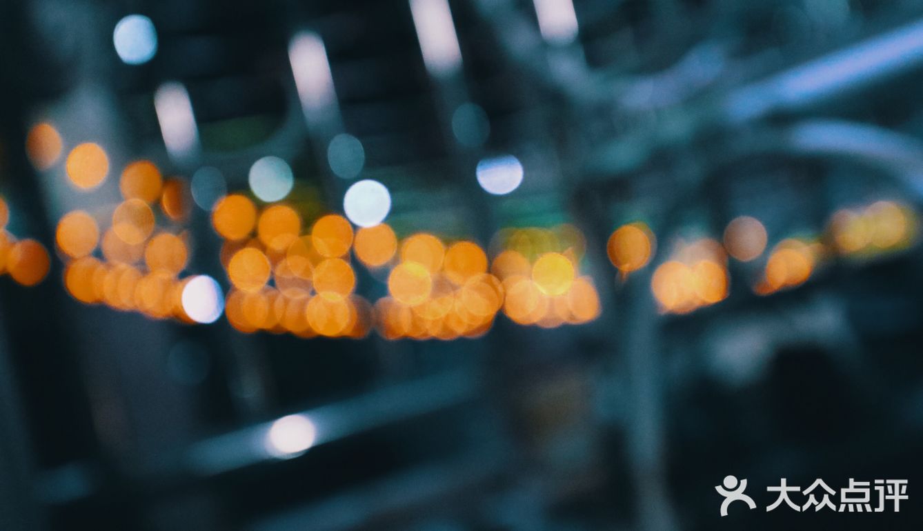 架一炭炉，几串烤肉，一杯冰啤，钟情于夜晚的静