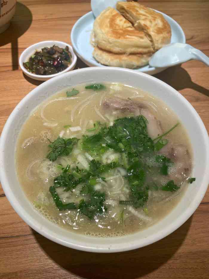 向阳羊汤(千峰南路店[环境]是一家客户满满的简餐店,店面不大.