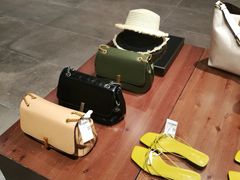 -URBAN REVIVO(高德置地广场·春广场店)