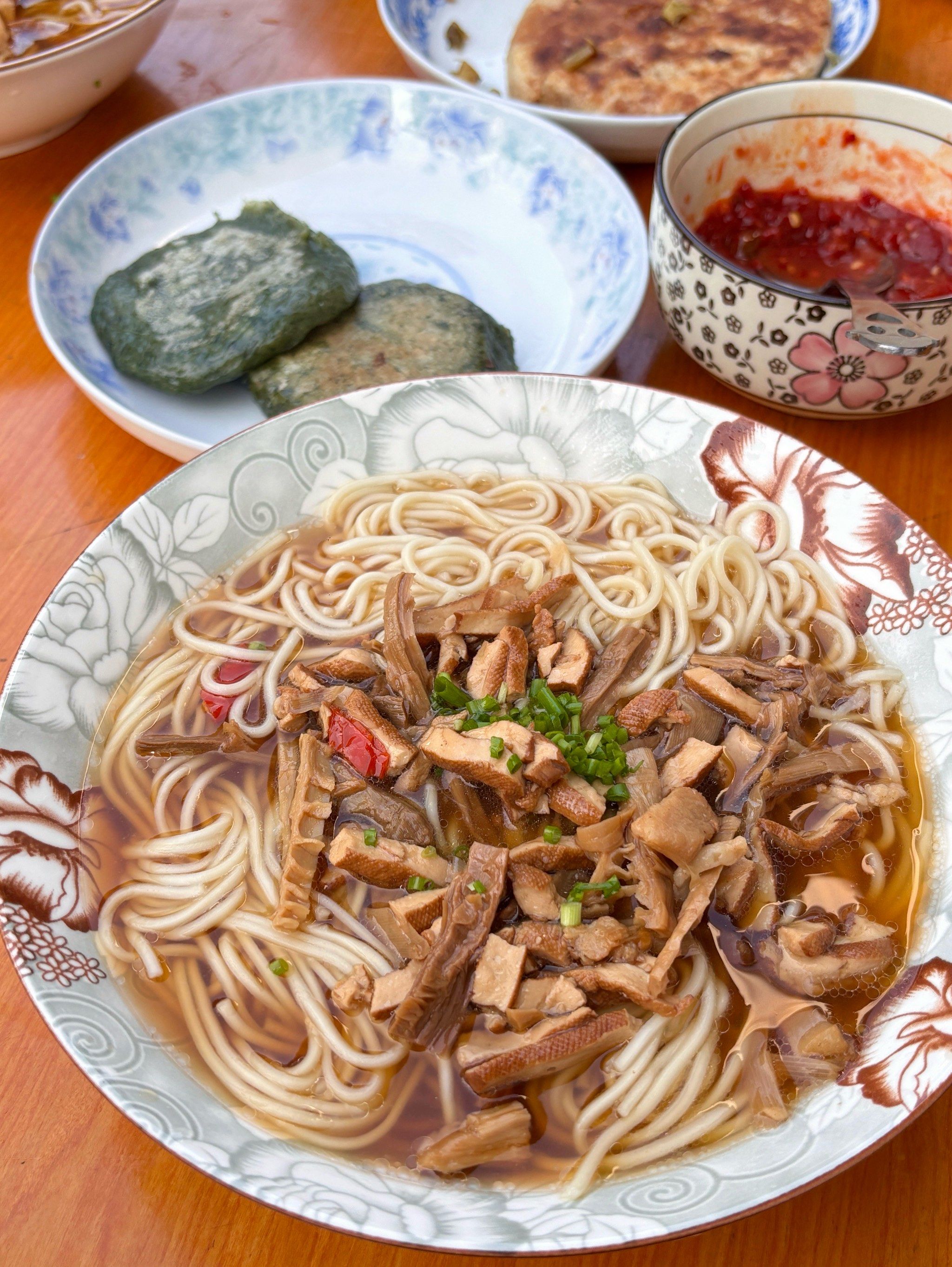 清晨七点 绩溪寻 来一碗热腾腾的笋干面