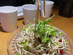 香椿苗拌豆腐丝-谢蟹浓·肉蟹煲(新奥店)