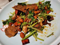 香菜拌牛肉-北院·果木烤鸭·25年东北菜(创意产业园店)