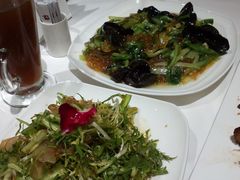 上边那什么菜，全是蒜啊，&nbsp;不好吃。-赵记老铺(市府恒隆广场店)