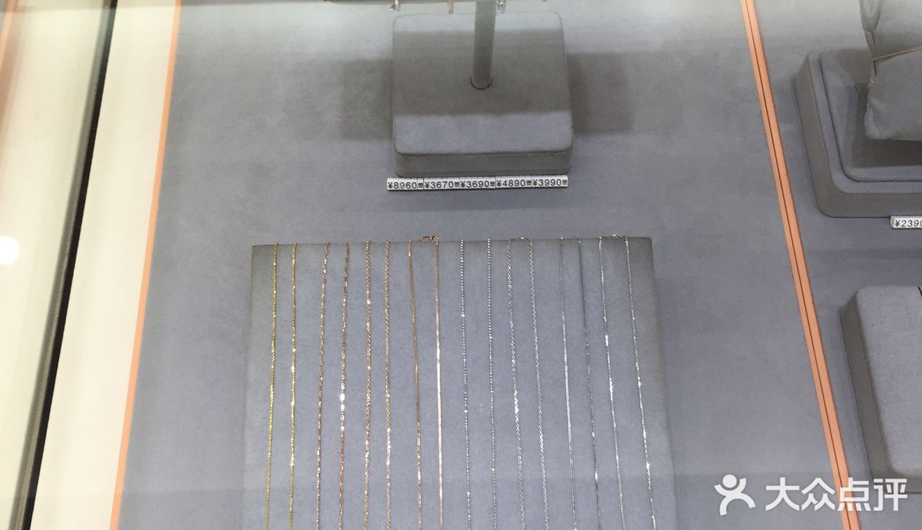 装的非常精致 简洁 接待的工作人员都挺耐心 细致的