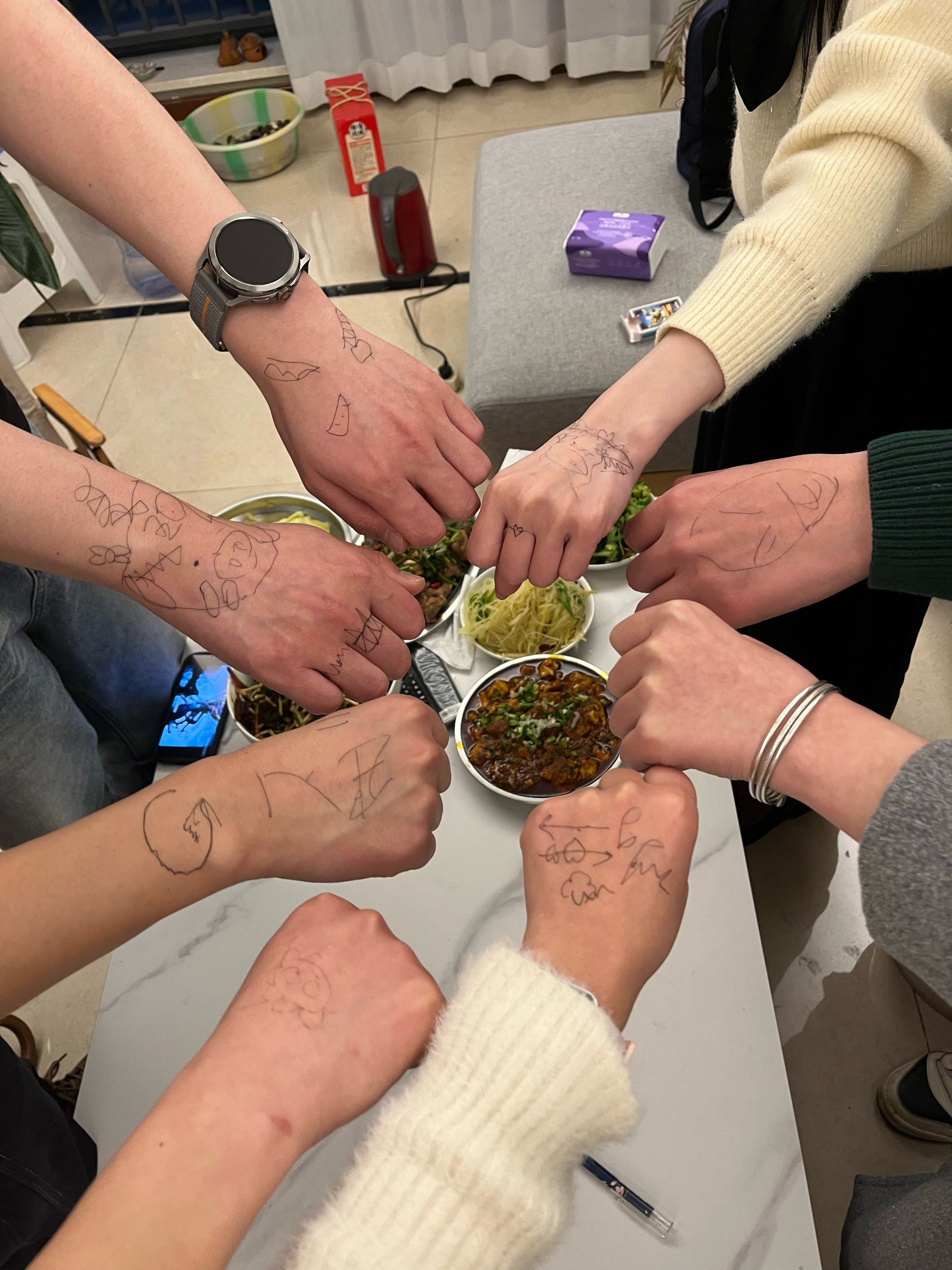 朋友聚会笑出腹肌