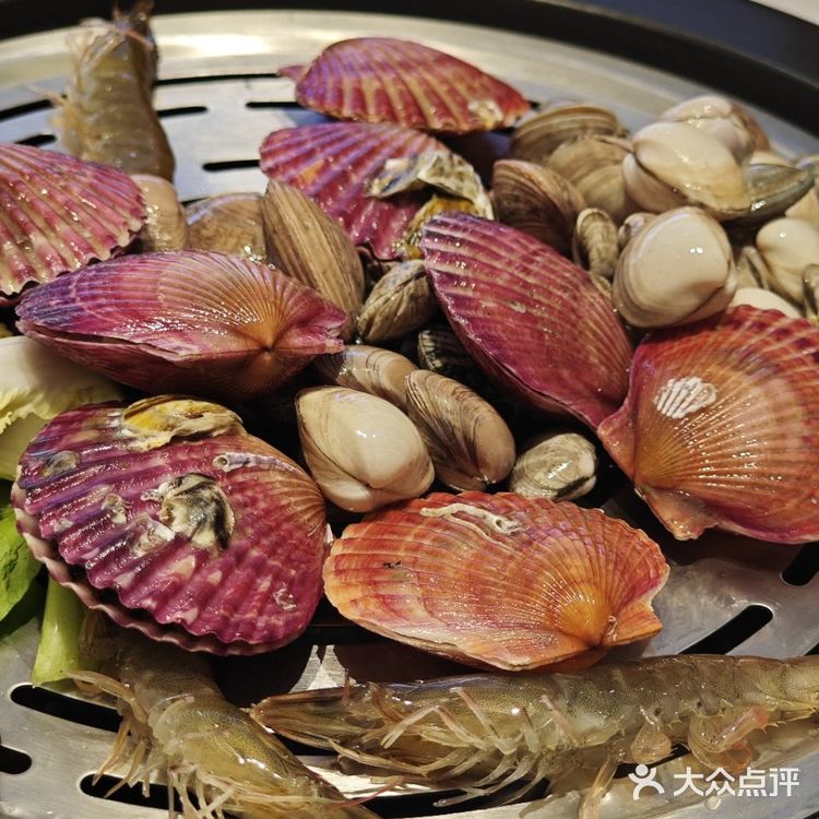 来青岛吃蒸汽海鲜必选一筐蛤蜊