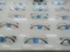 -翰佐蔡司小乐圆·依视路星趣控·暴龙眼镜折扣店