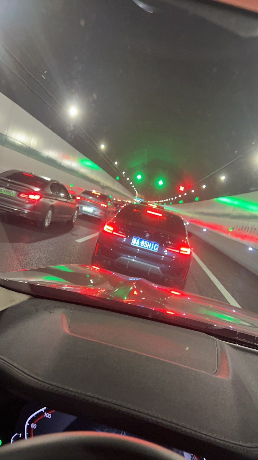 大清早的在隧道堵成狗