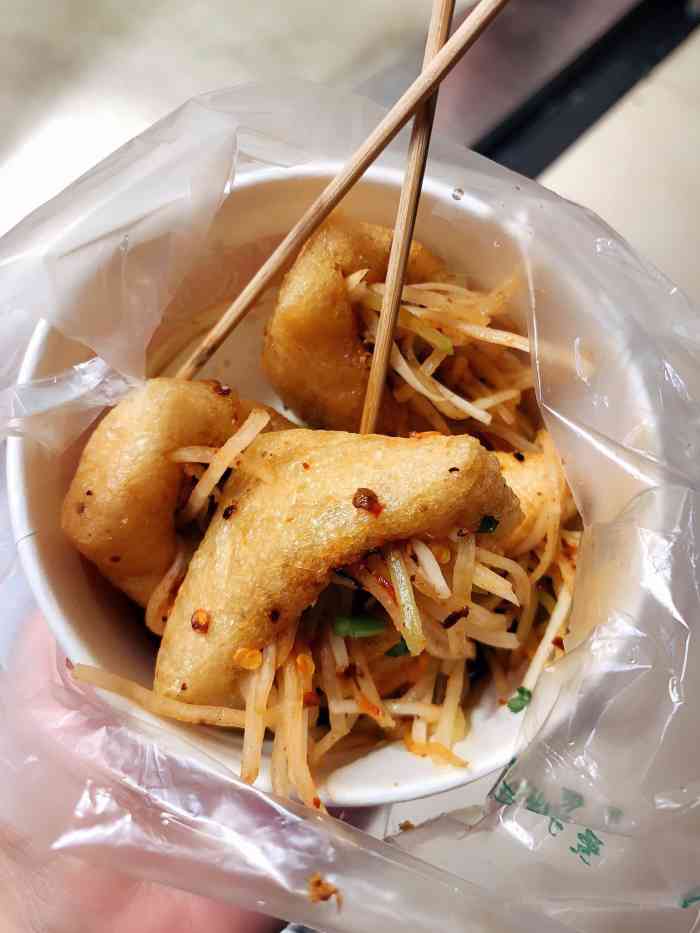 乐山名小吃-"「咔咔豆腐」油豆腐炸的脆的里面配料偏.