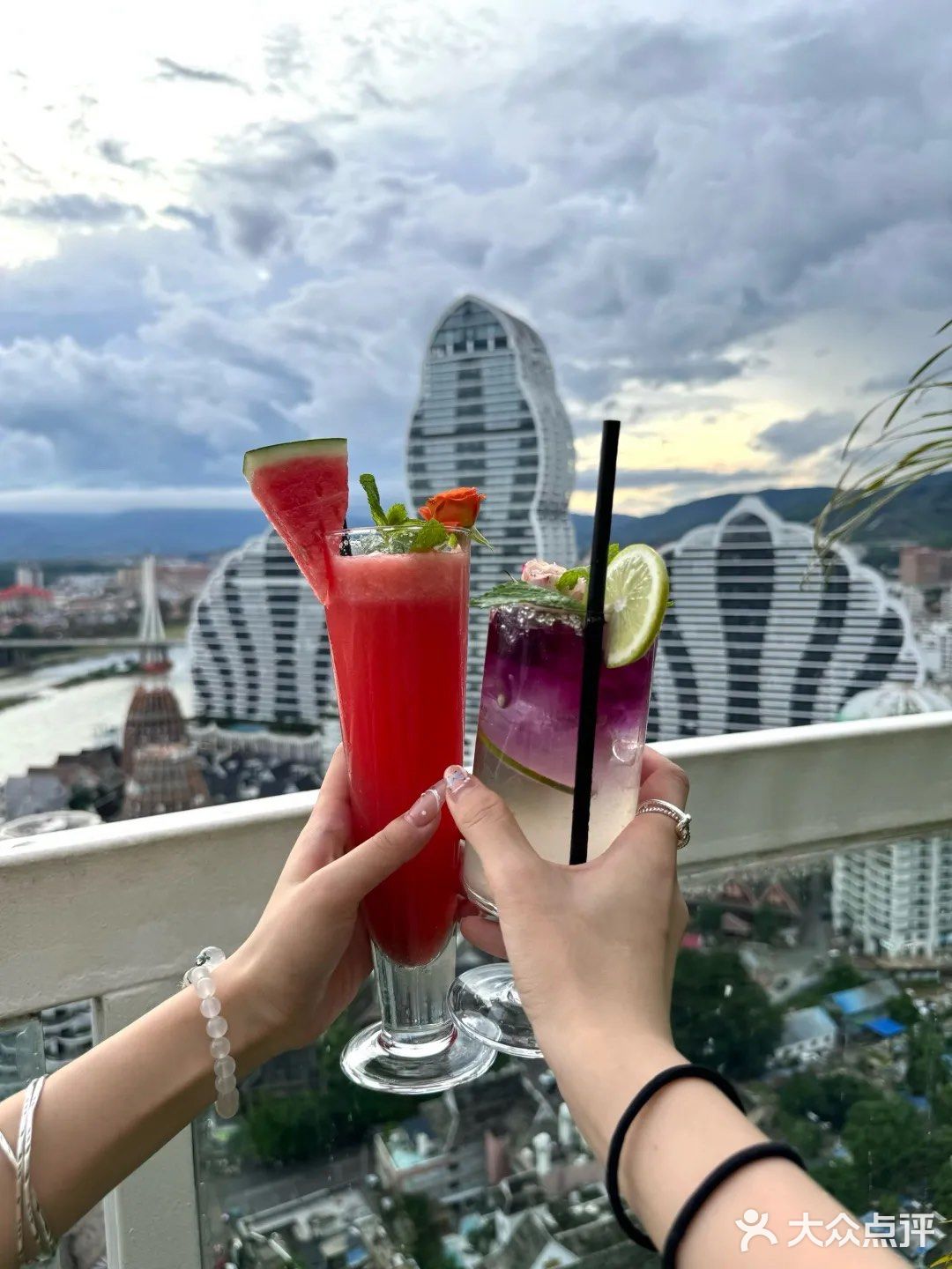 在版纳！这家高空江景餐厅太适合约会了吧🍴