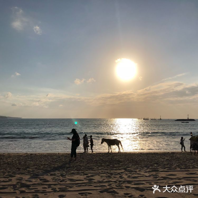 等待最美落日 据说金巴兰海滩拥有全世界最美的落日