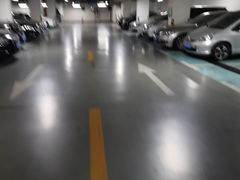 -卜蜂莲花-超市地下停车场