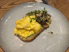 炒蛋菠菜牛油果香草酱吐司-Wagas沃歌斯(枫蓝国际店)