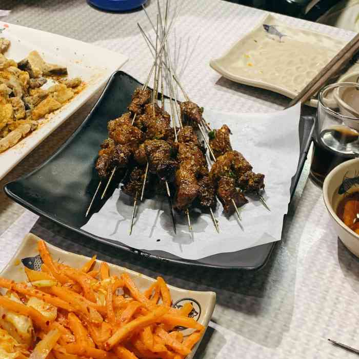 虎子烤肉-"晚上10点路过看到还在排队就赶快进来试试.