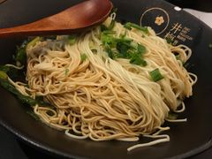 香辣牛骨汤面-贡梅老面馆·蟹粉面·无锡特色小吃(南长街主推店)