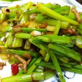 店里坐满了客人，生意红火