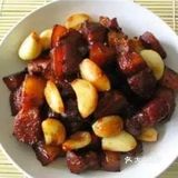 倒入料酒翻炒。4、加姜蒜、香料炒香