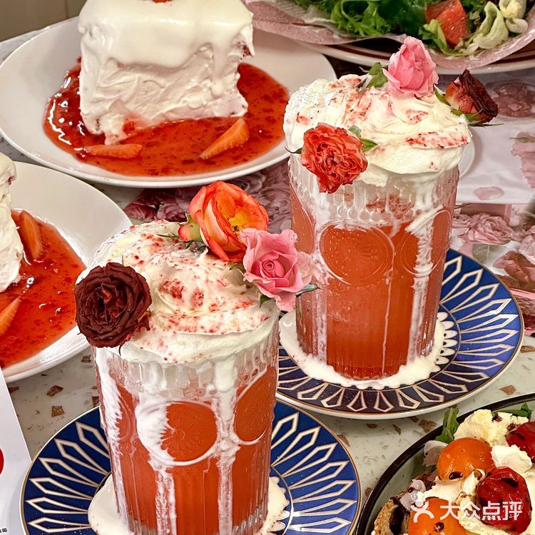 在北京！吃到了！草莓🍓瀑布蛋糕！！
