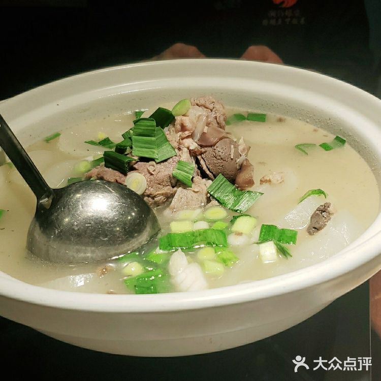 干净明亮，进门让人舒畅。服务：服务主动热情