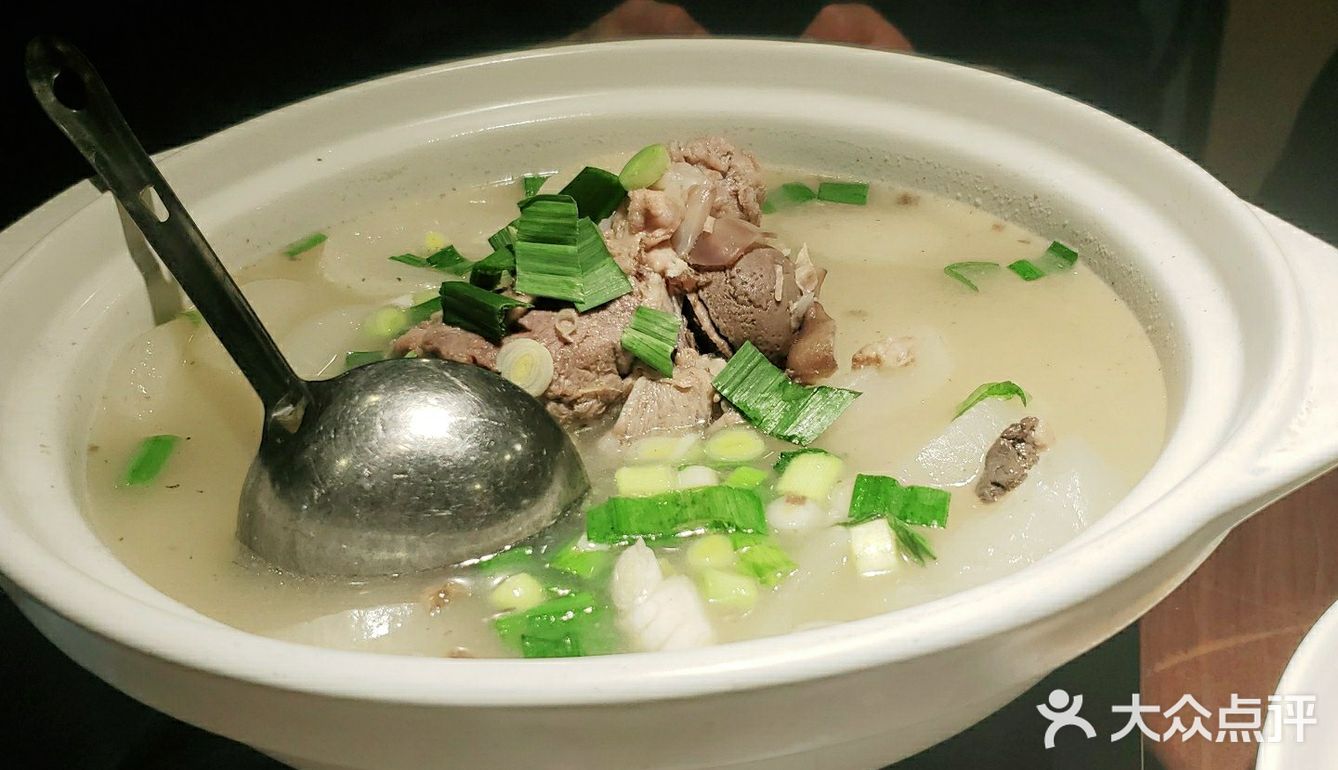 干净明亮，进门让人舒畅。服务：服务主动热情