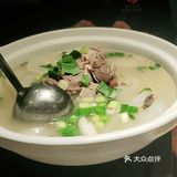 干净明亮，进门让人舒畅。服务：服务主动热情