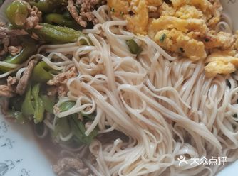 快到中午饭点了，随便吃点吧，不放油的水炒蛋