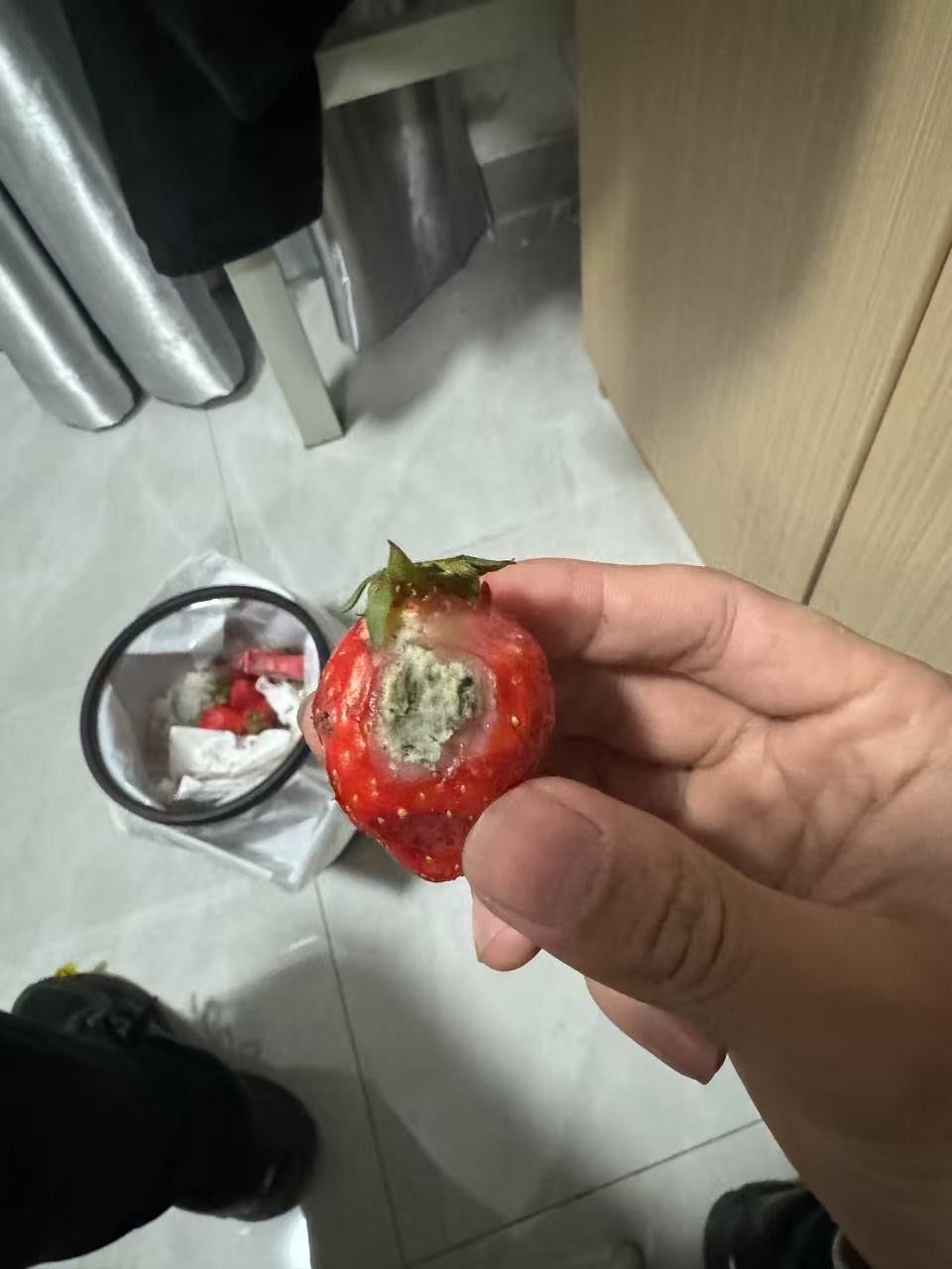 草莓烂到发霉,商家烂到骨子里!避雷!别来!