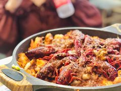 小龙虾牛鱿鲜焖锅-小鳌陪你小排档·四季小龙虾·田鸡·宵夜(中央第五街店)