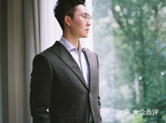 一套目的地婚礼的定制西装