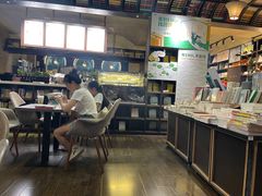 -钟书阁(松江泰晤士小镇店)